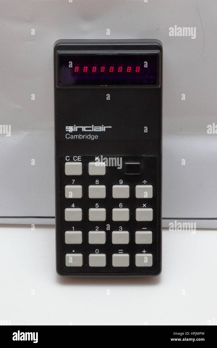 Sinclair Cambridge calcolatore elettronico che mostra i numeri illuminati al segmento di tutti "8" Foto Stock