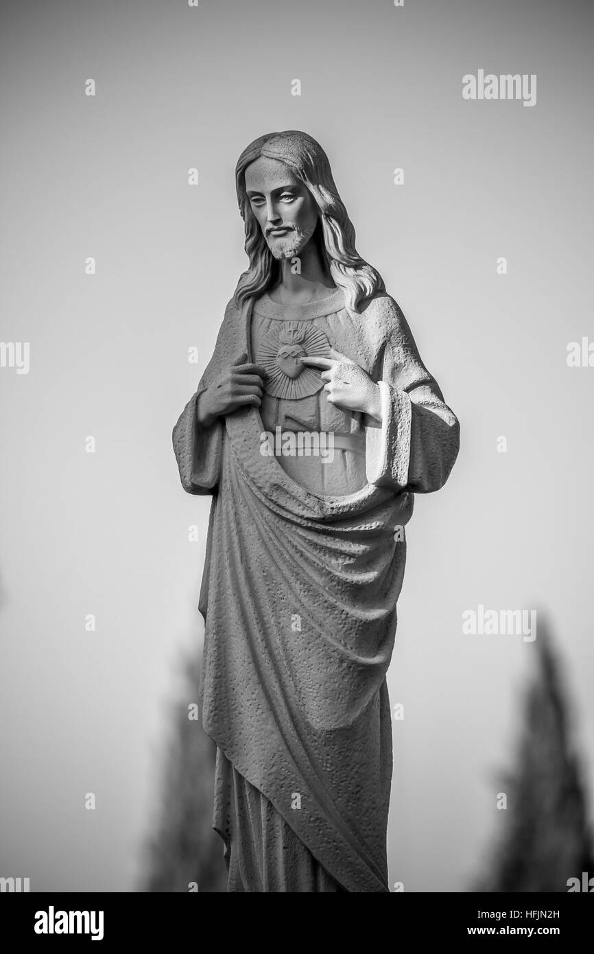 Memorial, cimitero, dettagli di croci e tombe con sculture di Gesù Cristo e gli angeli in Spagna Foto Stock