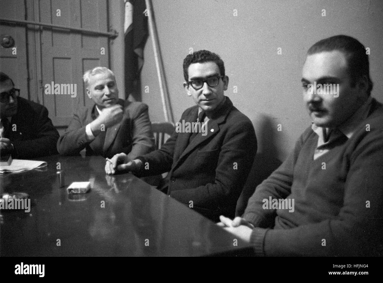 Tacuara leader José Baxter (estrema destra) e Alberto Ezcurra Uriburu (secondo da destra). Gli altri nella foto sono sconosciuti. La fotografia è stata scattata in agosto 1962. Foto Stock