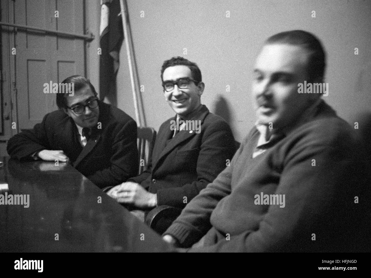 Tacuara leader José Baxter (estrema destra) e Alberto Ezcurra Uriburu (centrale). L'uomo sul lato sinistro del telaio è sconosciuto. Foto Stock