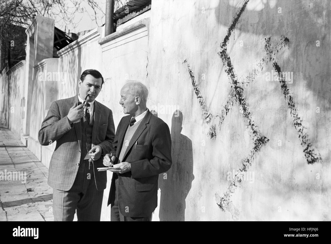 Due giornalisti ispezione swastika graffiti a Buenos Aires, Argentina Foto Stock