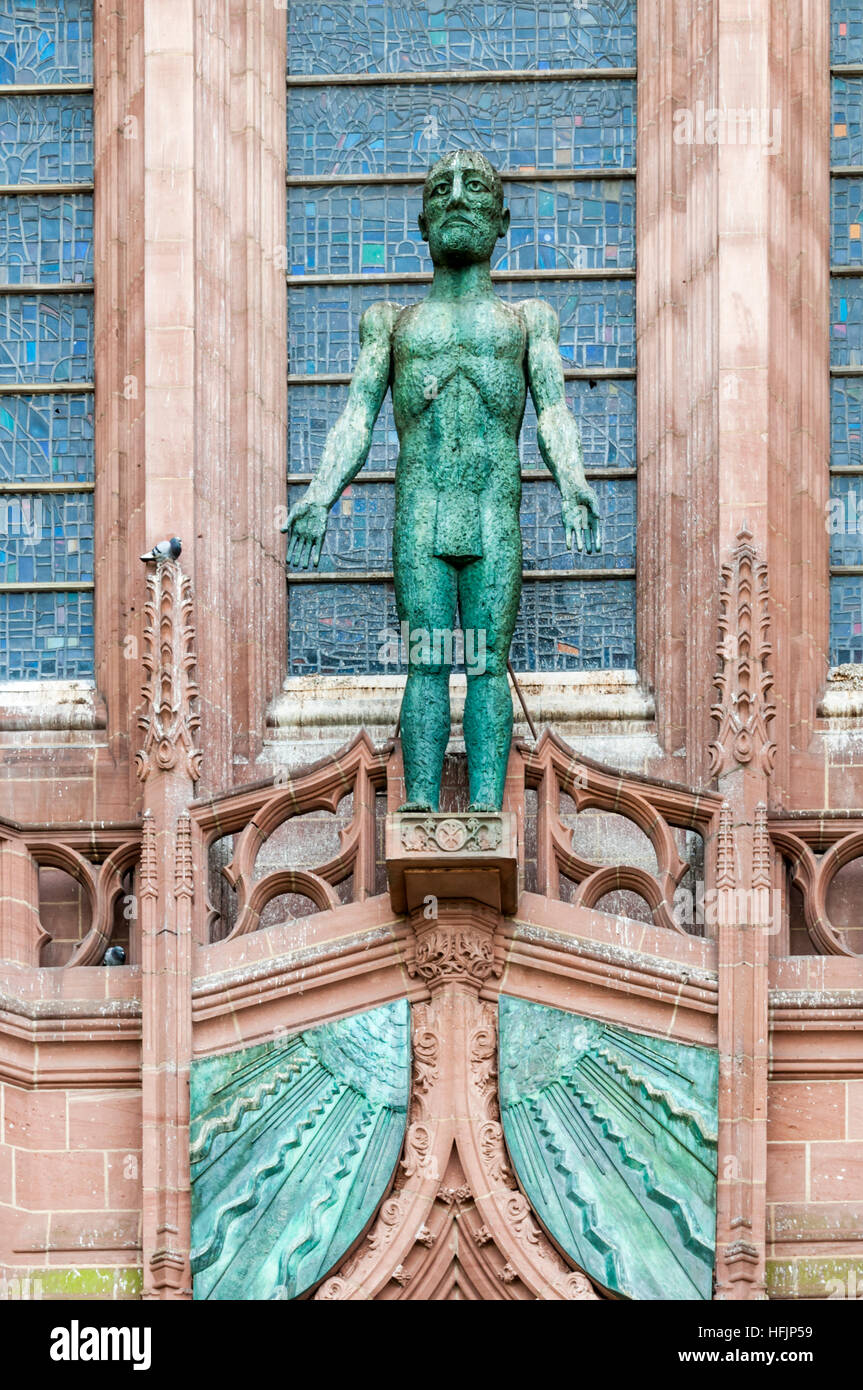 L'accogliere Cristo da Elisabeth Frink sopra la porta occidentale di anglicana di Liverpool Cathedral. Bronzo. 1993. Foto Stock