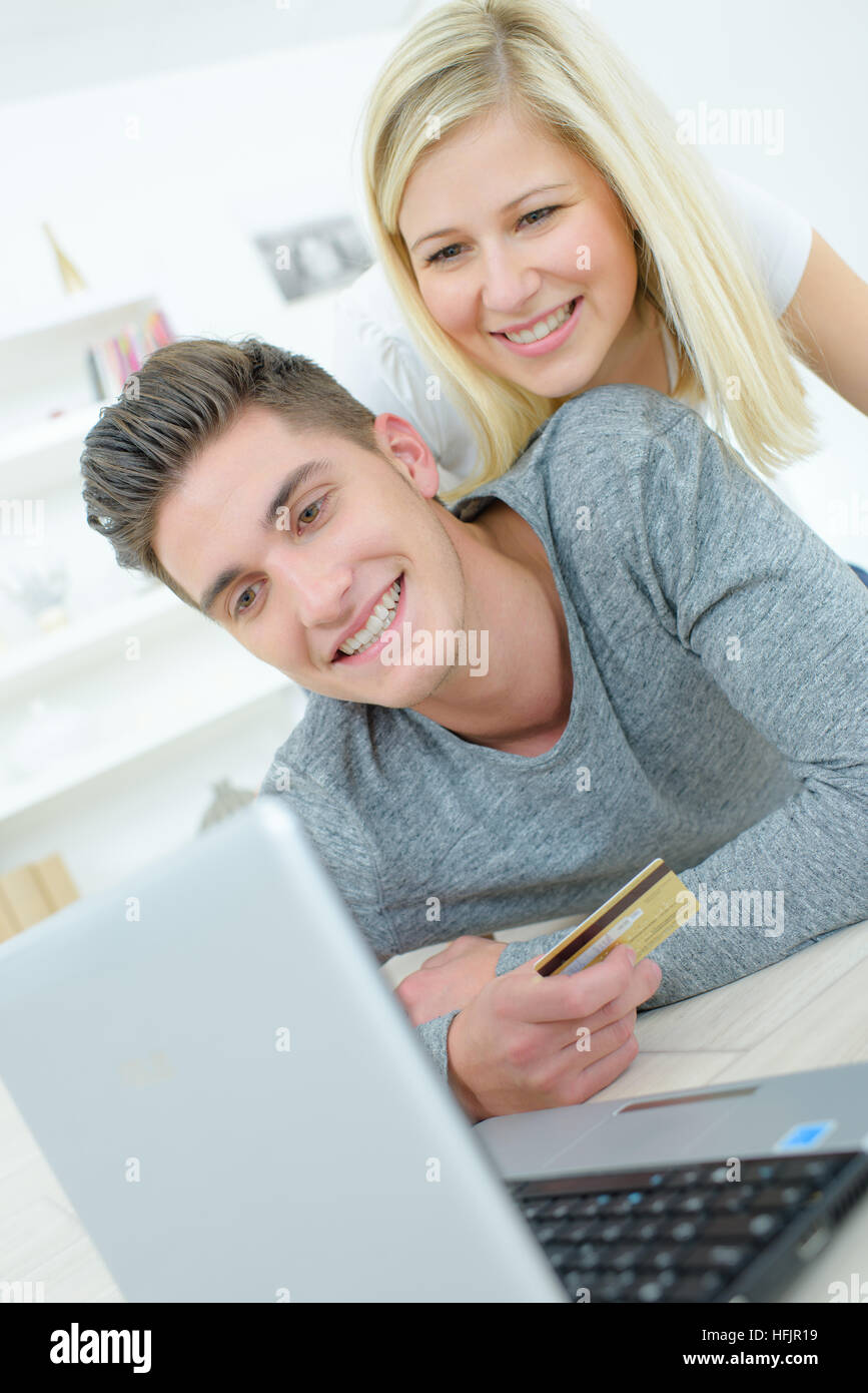 Gli acquirenti online felice con l'acquisto Foto Stock