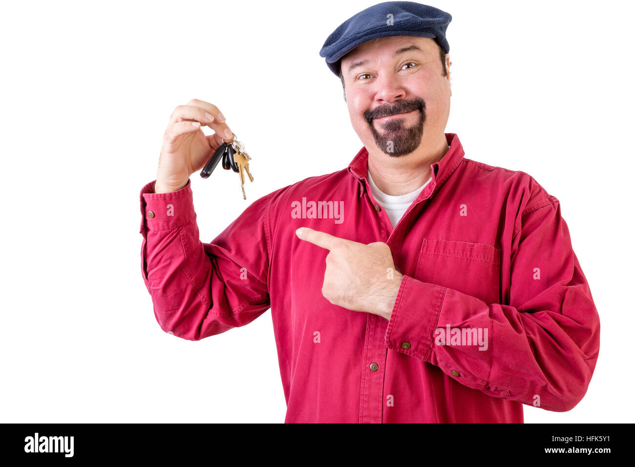 Sorridente uomo di mezza età holding e indicando le chiavi dell'auto su bianco Foto Stock