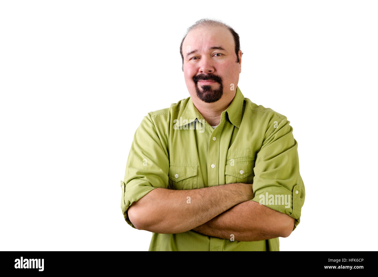 Grinning uomo di mezza età con la barba e bracci ripiegati su bianco Foto Stock