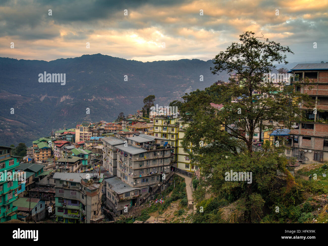 Tramonto sulla città himalayana di Gangtok, Sikkim, India con vibrante sky scogliere distanti ed edifici. Foto Stock