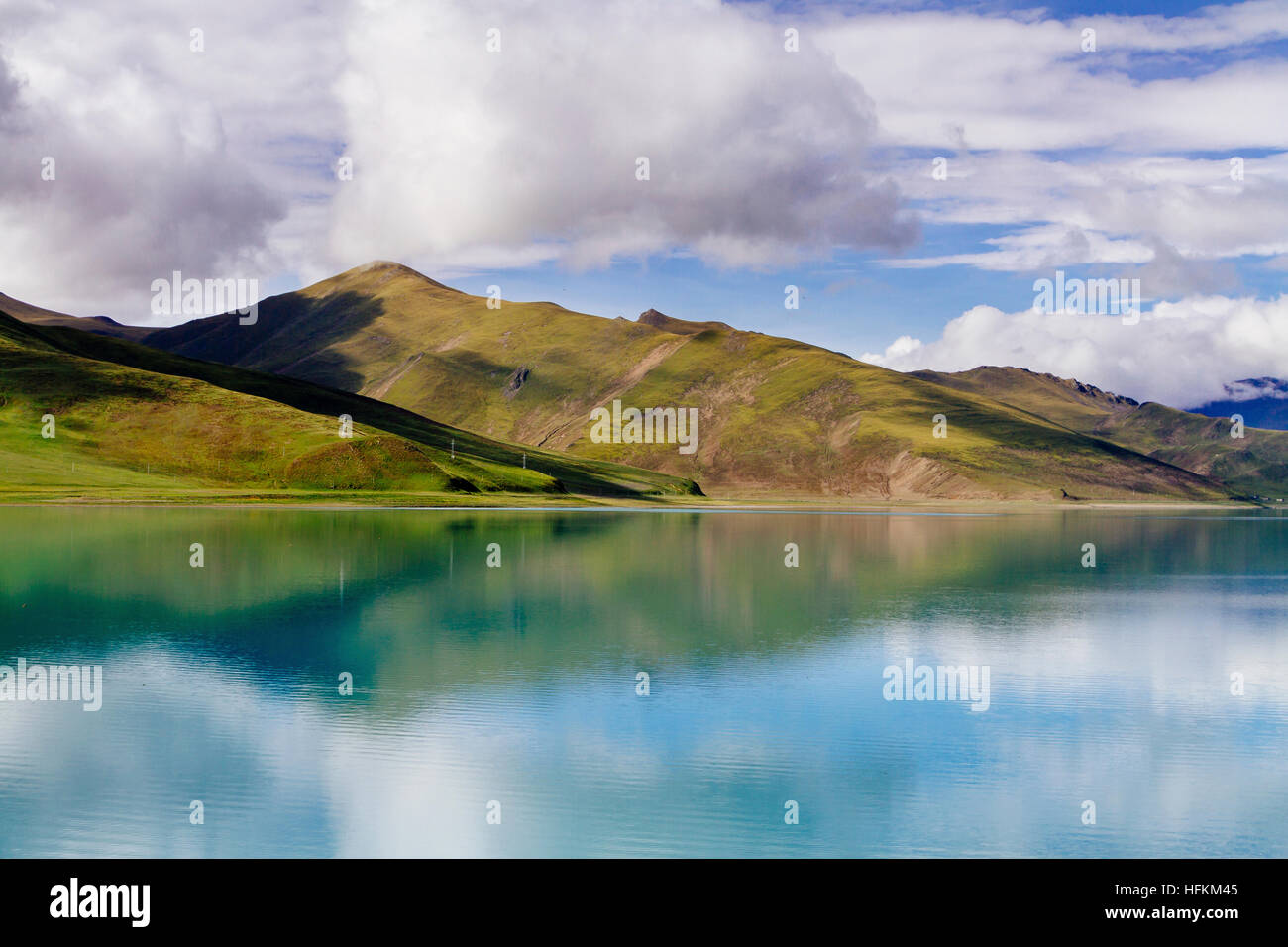 Il bellissimo paesaggio del lago Yamdrok, il lago santo in Tibet. Foto Stock