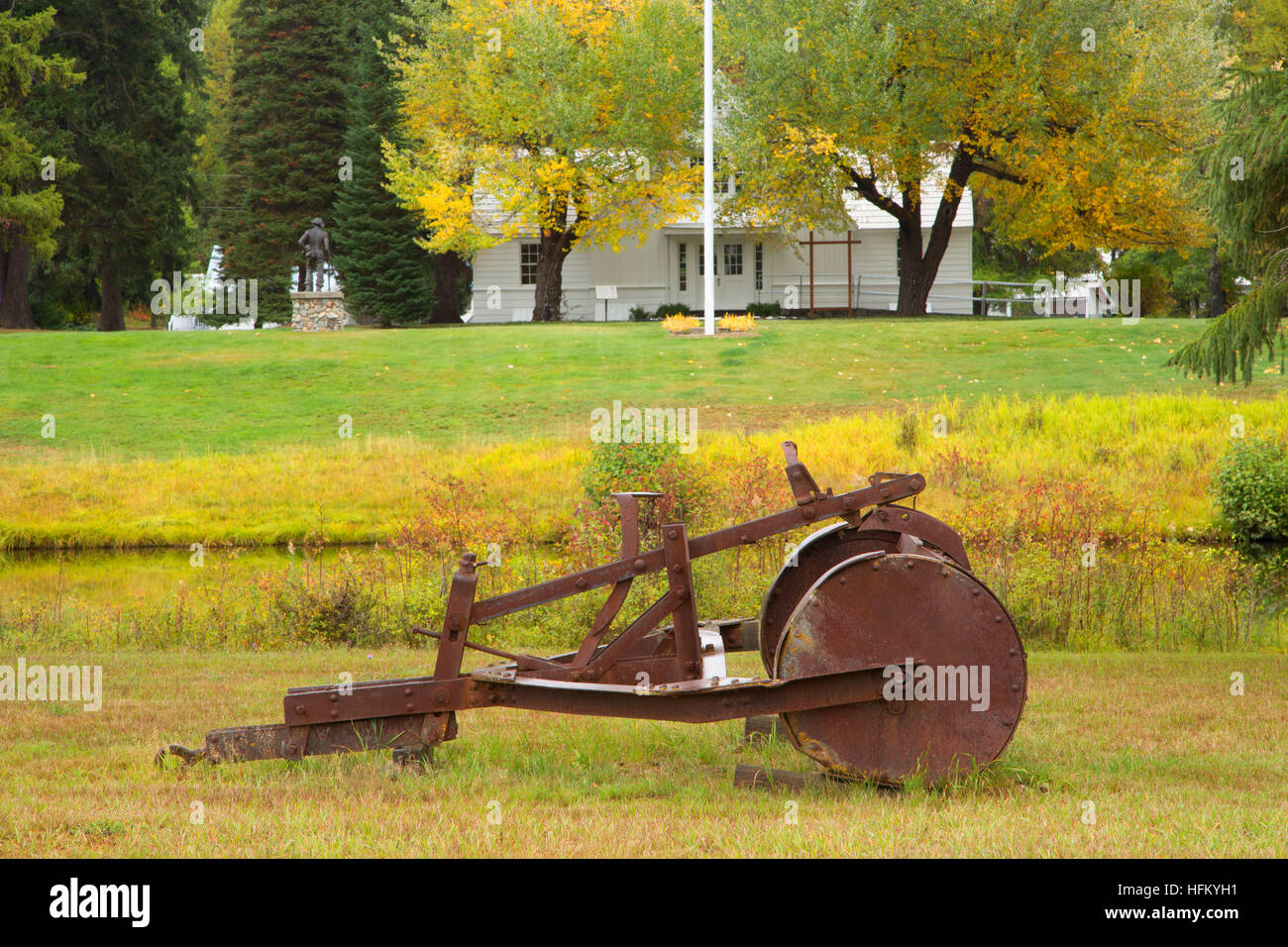 Edificio amministrativo (Visitor Center) con attrezzature agricole, Storico Savenac Tree Nursery, Lolo National Forest, Montana Foto Stock