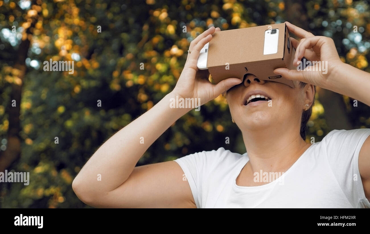 Esplorare la realtà virtuale in cartone occhiali VR Foto Stock