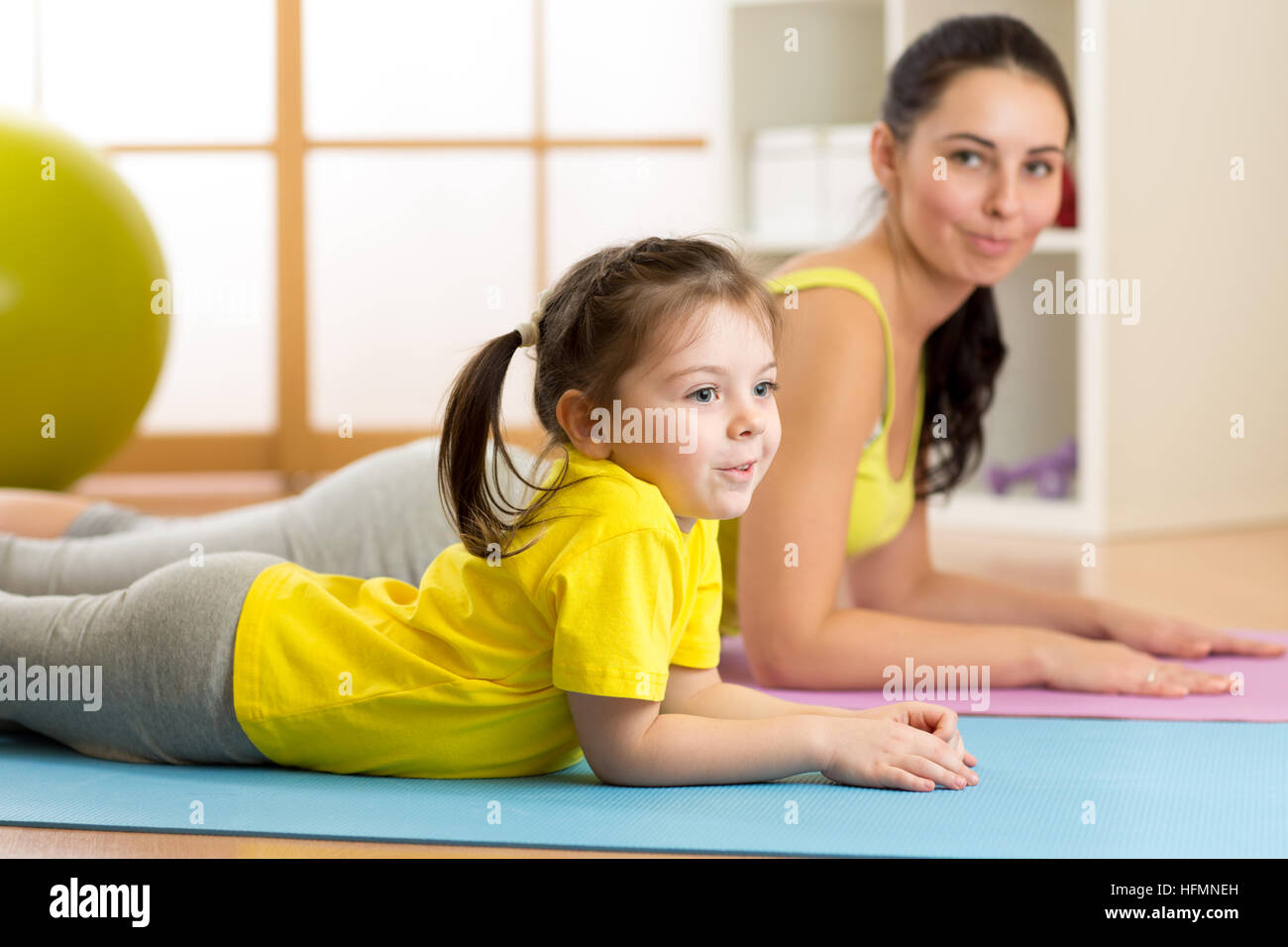 La vita sana. Famiglia - la madre e il bambino ragazza esercitare insieme Foto Stock