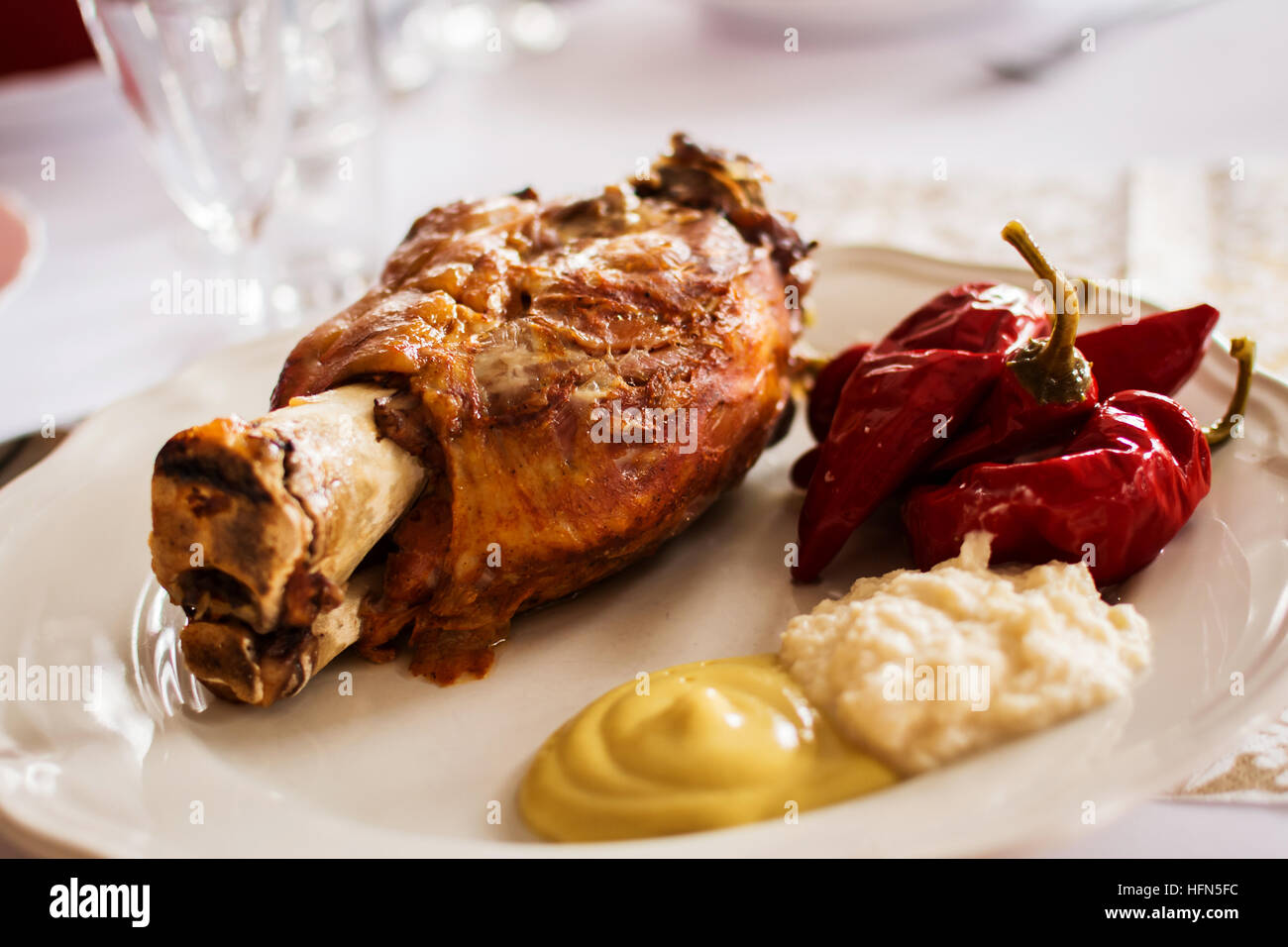 Tradizionale arrosto di maiale ginocchio con salsa di pomodoro e peperoncino Foto Stock