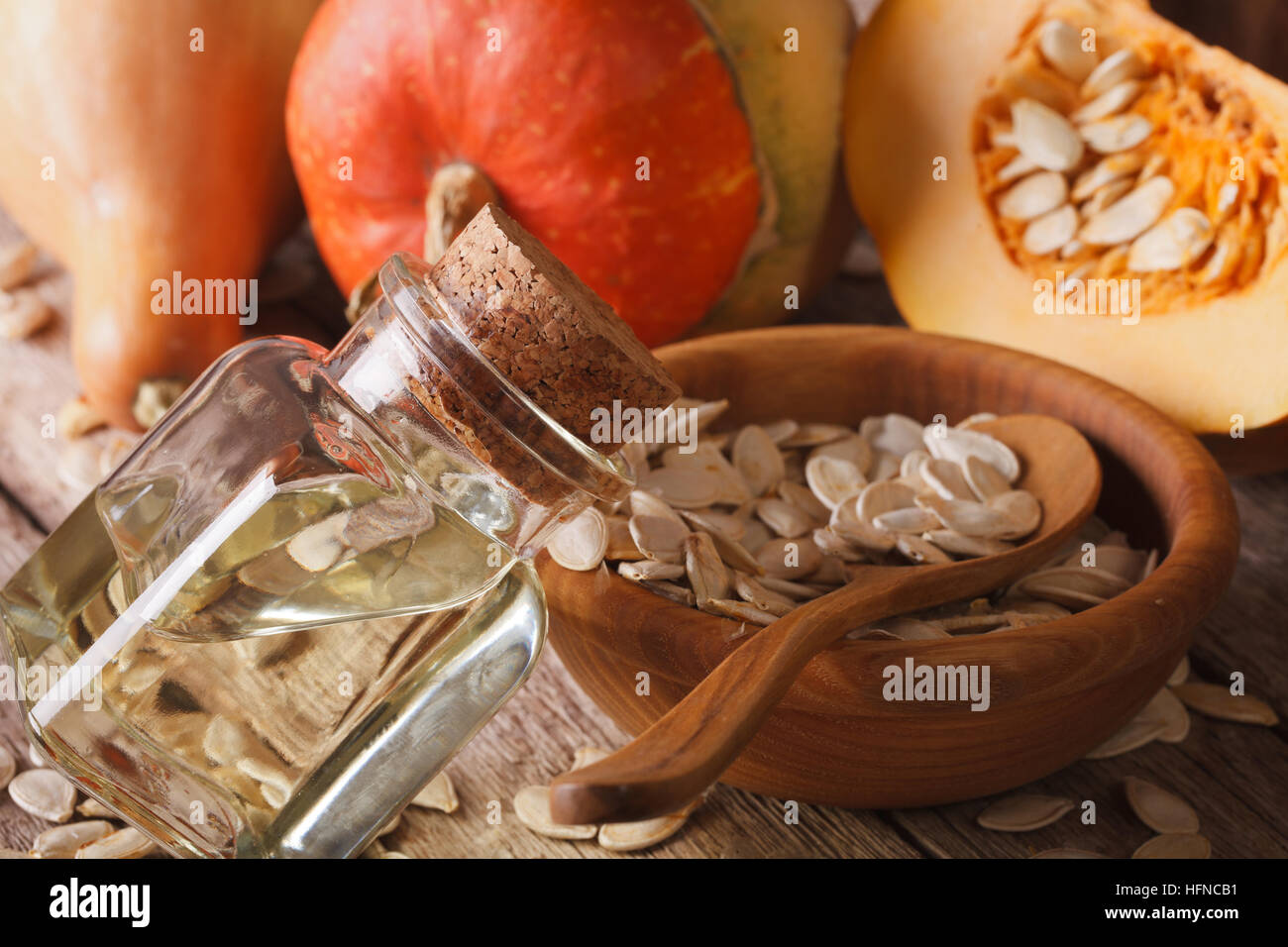 Utile di zucca freschi di olio di semi in una bottiglia macro sul tavolo. Posizione orizzontale Foto Stock