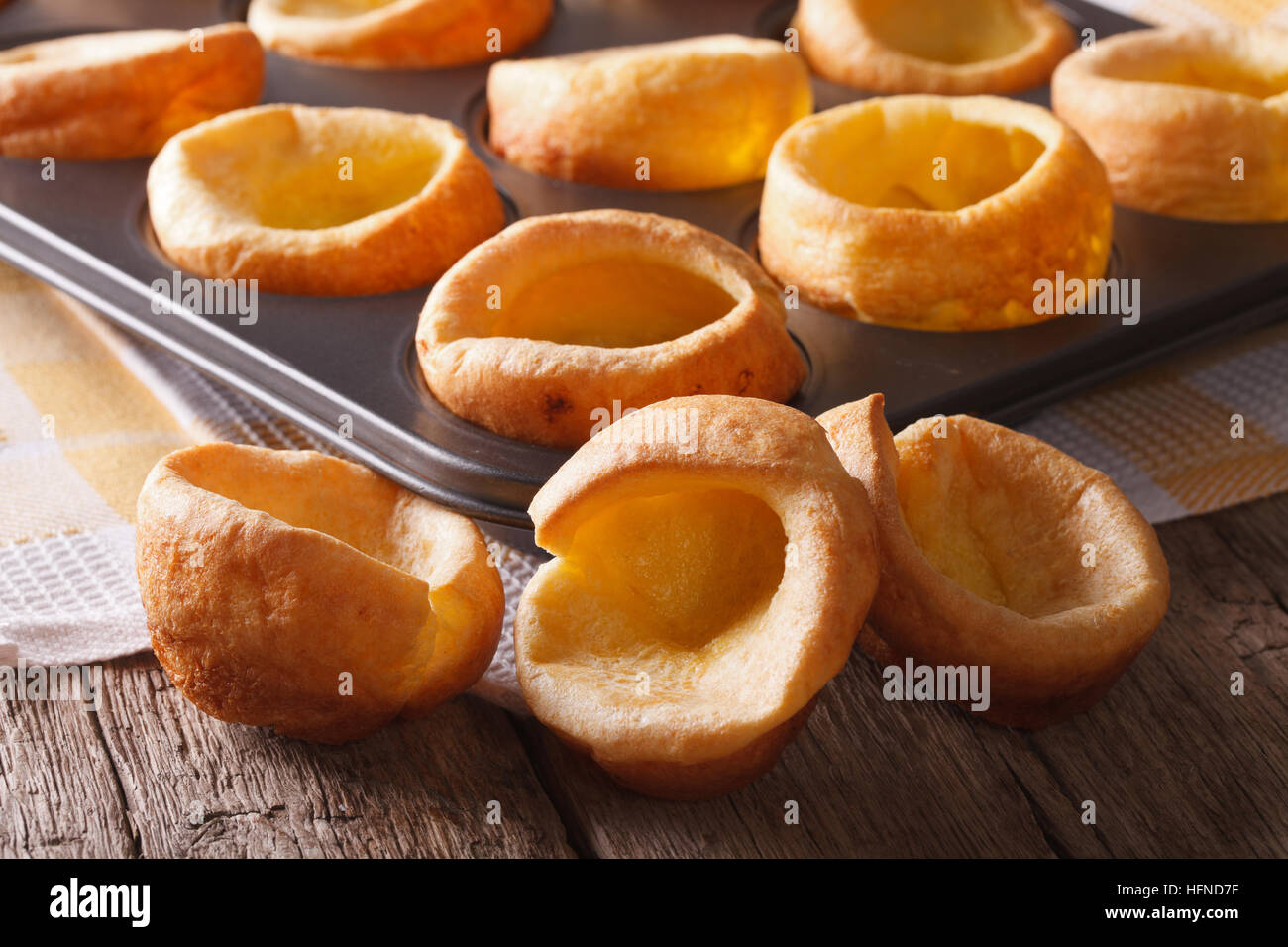 Deliziosa Yorkshire pudding in una teglia close up sul tavolo orizzontale. Foto Stock