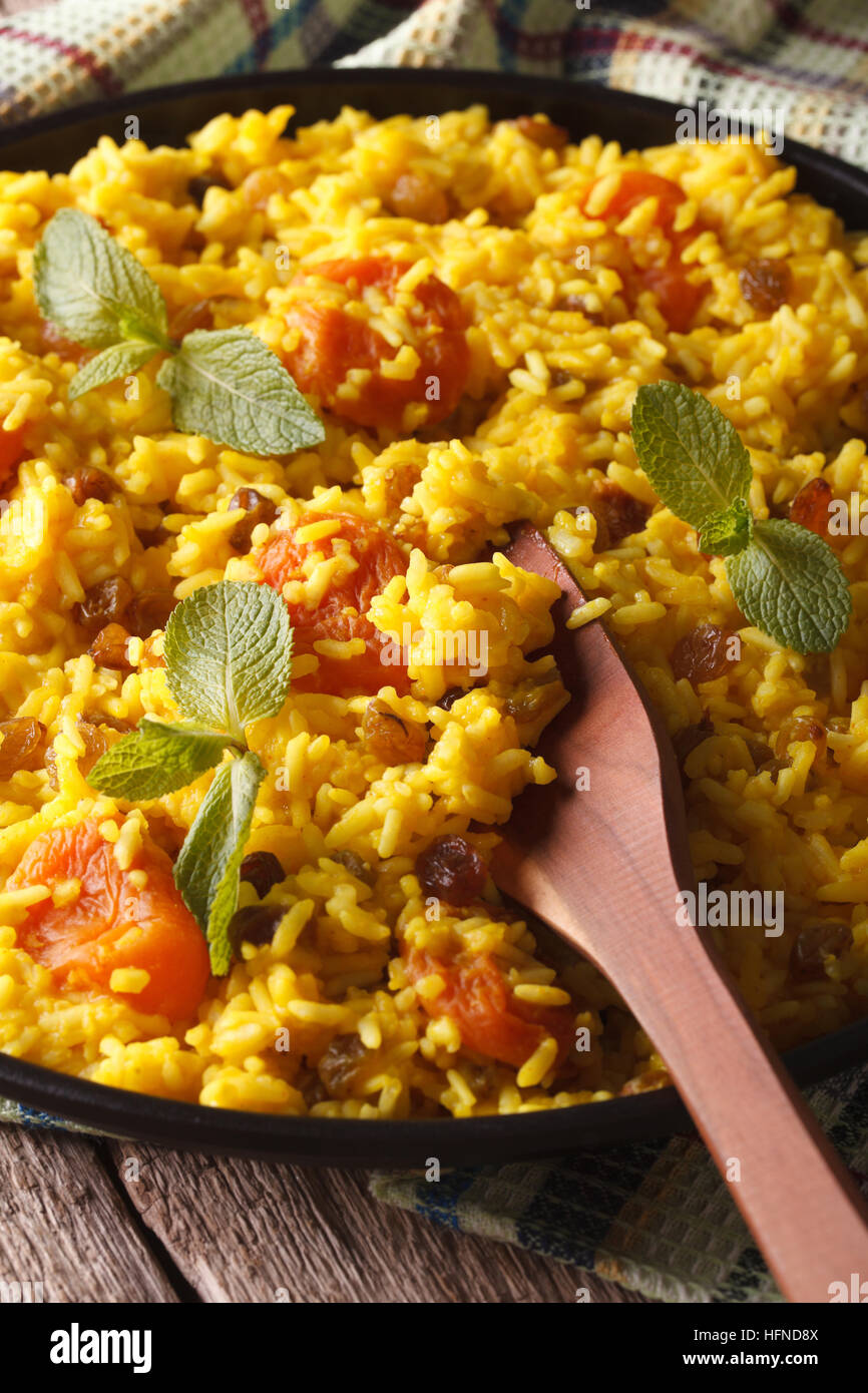 Riso dolce con uvetta e albicocche secche close-up su una piastra verticale. Foto Stock