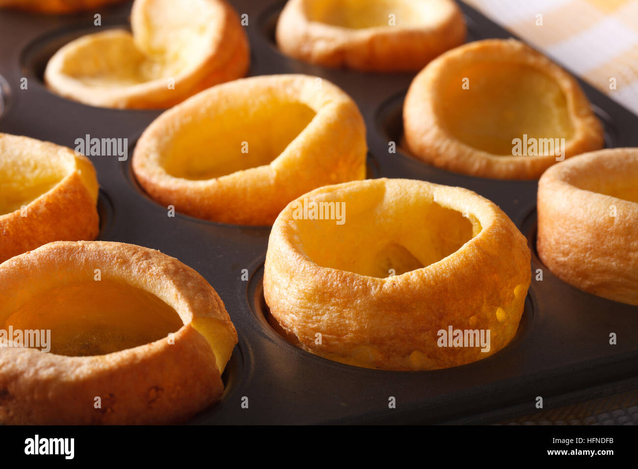 Tradizionali dello Yorkshire pudding in una teglia macro. orizzontale Foto Stock