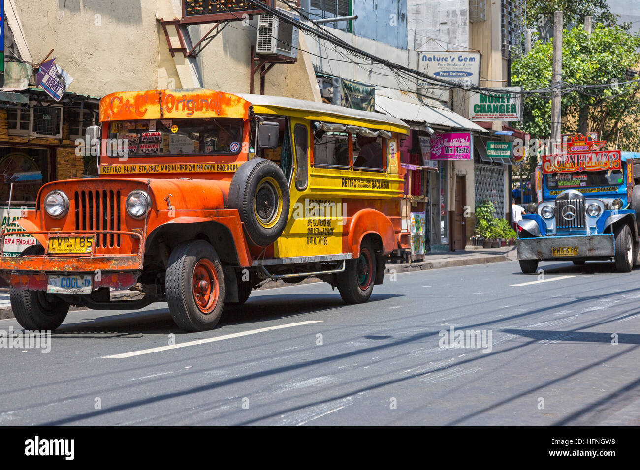 Servizio in Jeepney sulla strada nel centro della città di Manila, Filippine Foto Stock