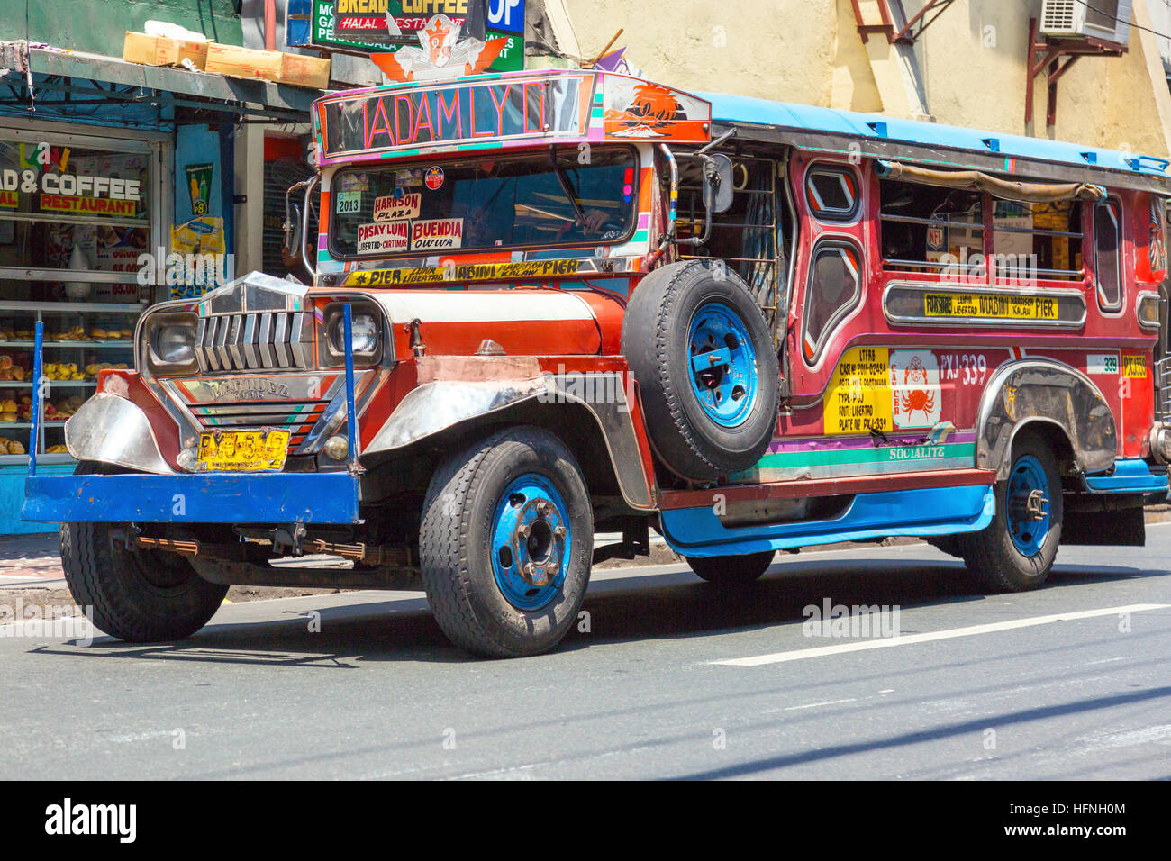 Servizio in Jeepney sulla strada nel centro della città di Manila, Filippine Foto Stock