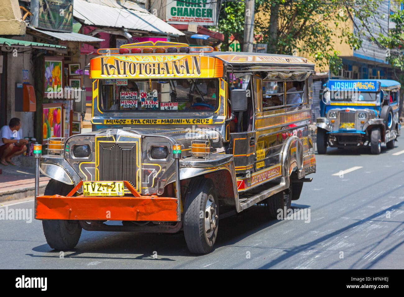 Servizio in Jeepney sulla strada nel centro della città di Manila, Filippine Foto Stock