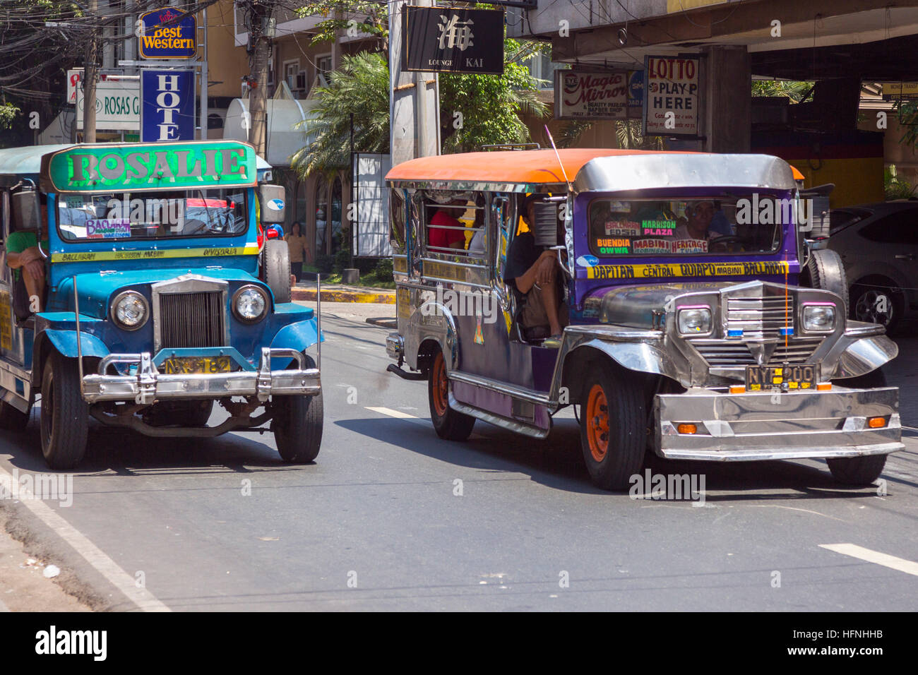 Servizio in Jeepney sulla strada nel centro della città di Manila, Filippine Foto Stock