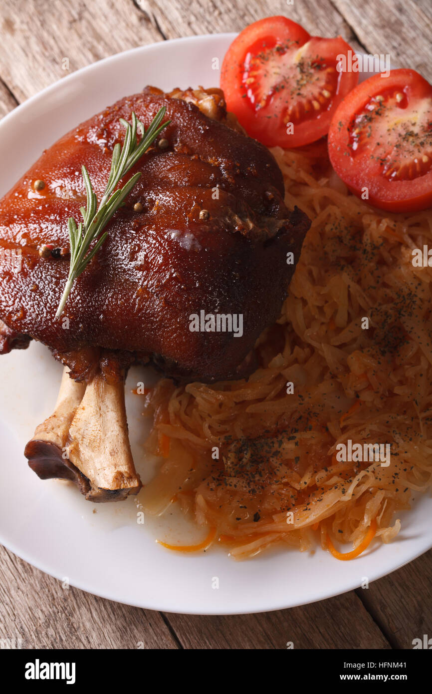 Carne di maiale al forno il fuso a snodo e crauti closeup su di una piastra verticale. Foto Stock