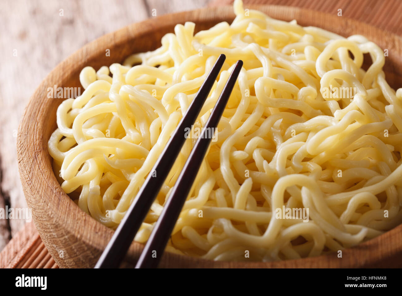 Tradizionali asiatici di spaghetti ramen in una ciotola di legno macro. orizzontale Foto Stock