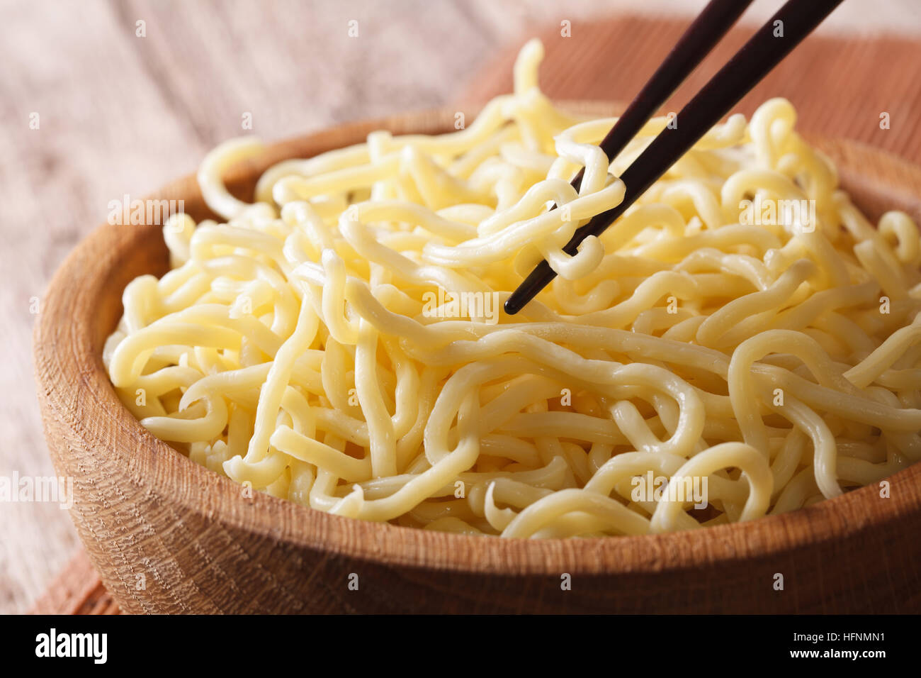 Cibo asiatico: spaghetti ramen macro in una ciotola di legno sul tavolo. Posizione orizzontale Foto Stock