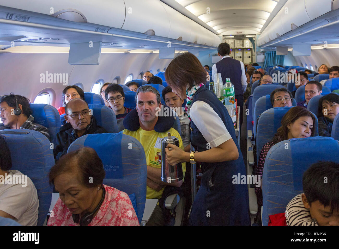 Equipaggio di cabina e i passeggeri di Philippine Airlines volo da Manila Foto Stock
