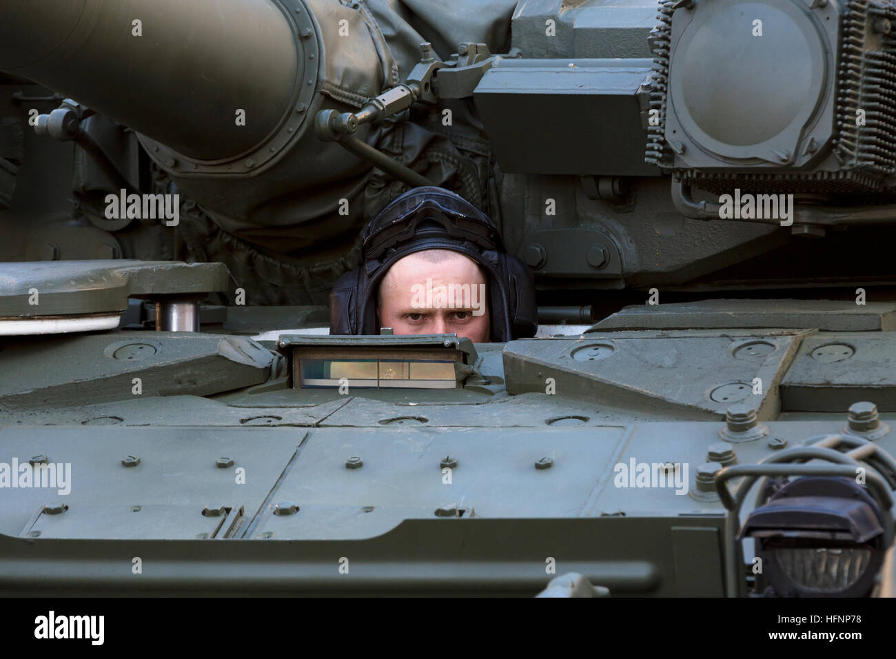 Closeup ritratto di driver dell'esercito russo battaglia principale serbatoio T-90A durante la grande vittoria parade prova a Mosca Foto Stock