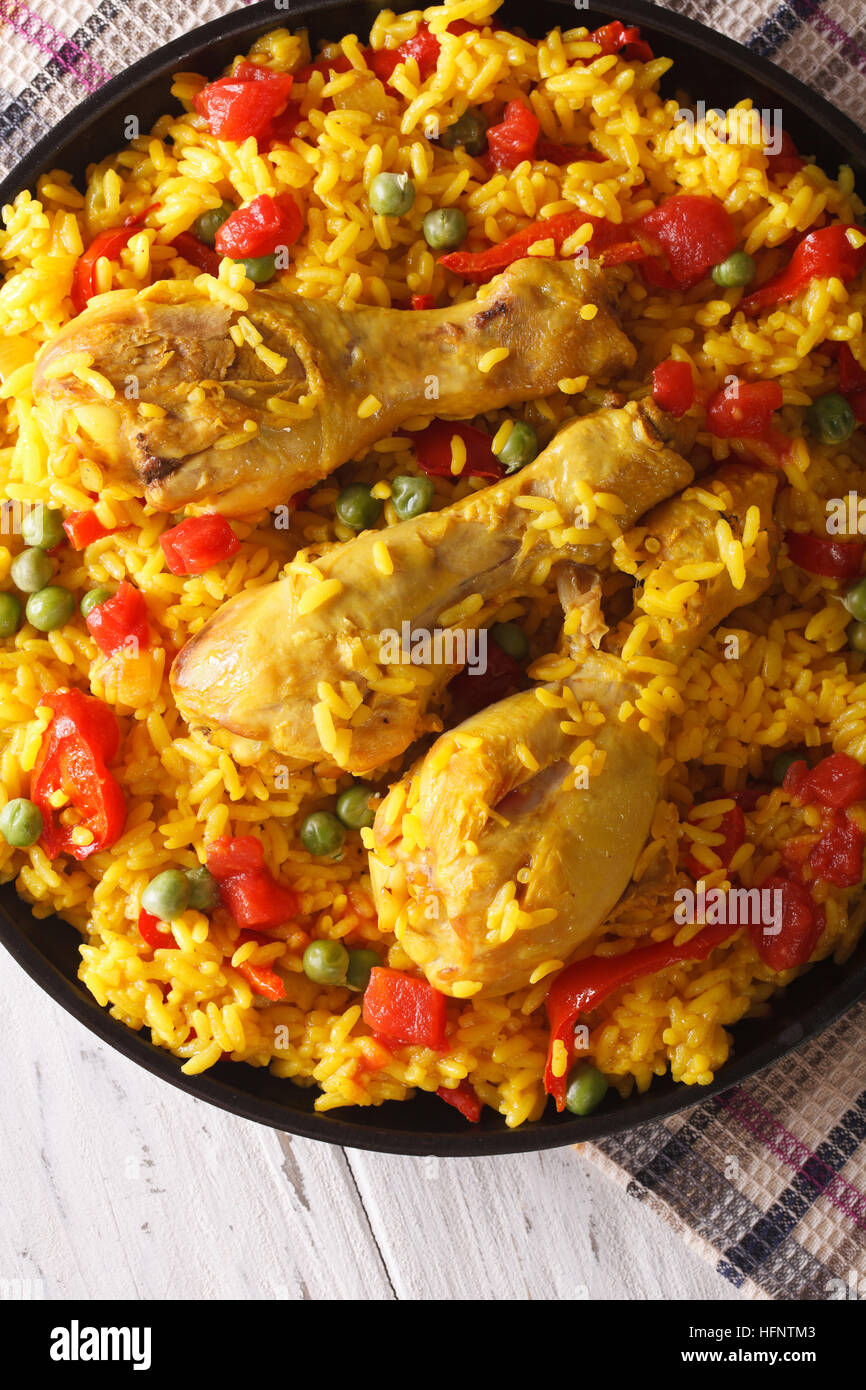 Hot Paella Con Pollo E Verdure Di Close Up Verticale Vista Superiore Foto Stock Alamy