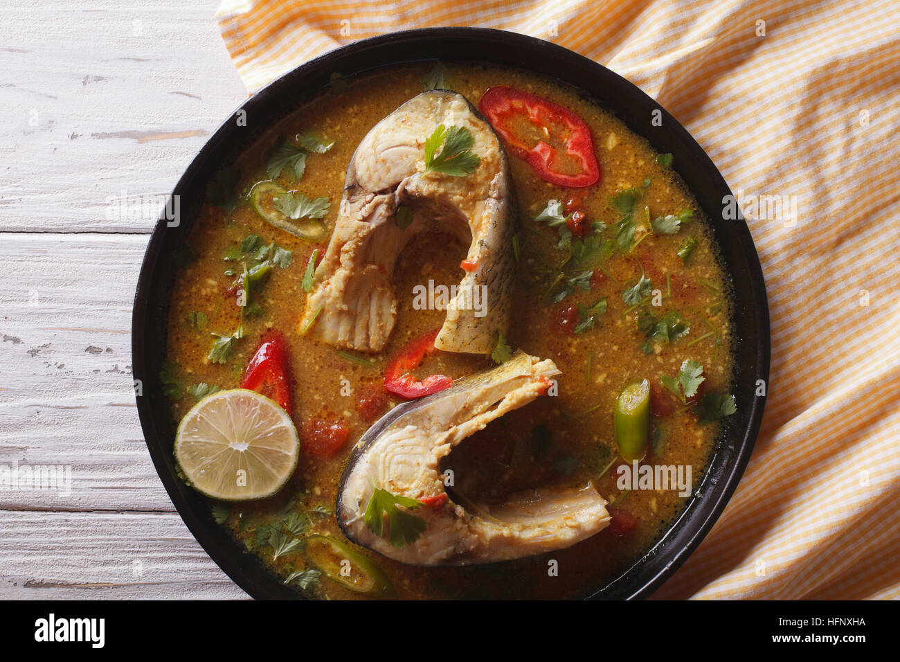 Delizioso pesce speziato curry con il coriandolo vicino sul tavolo. vista orizzontale dal di sopra Foto Stock