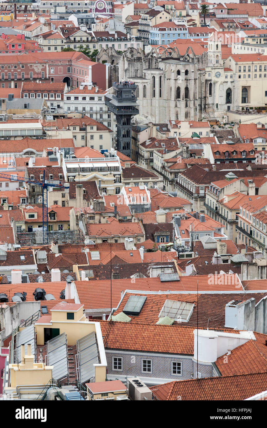 Tetti di Lisbona e Elevador de Santa Justa, Portogallo Foto Stock