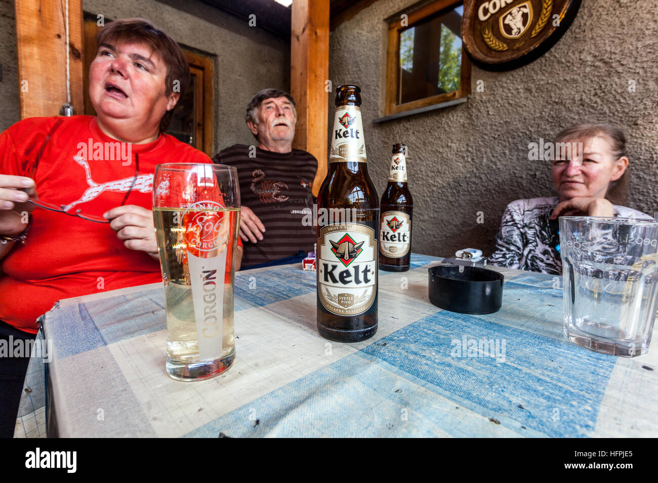 Anziani, anziani che bevono birra Kelt, Slovacchia i vecchi amici bevono Foto Stock