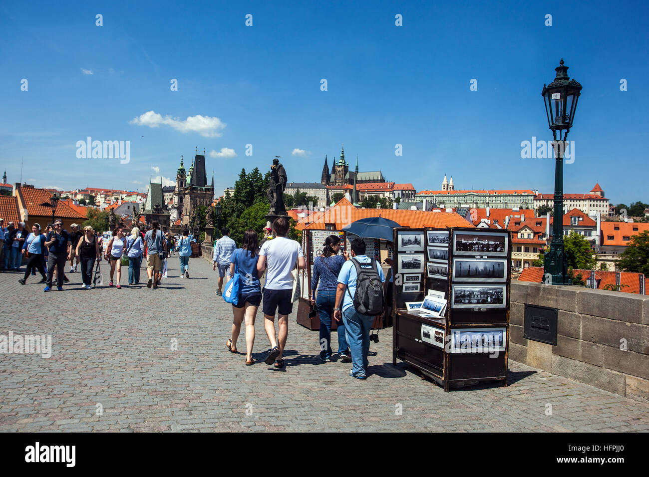 I turisti che camminano lungo il Ponte Carlo di Praga, Repubblica Ceca Foto Stock