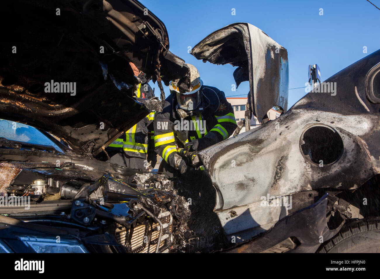 Il salvataggio di un incidente di automobile. Foto Stock