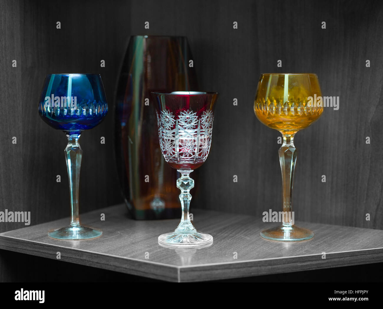 Tre di vino o champagne in una fila, colore selettivo ritagliato shot Foto Stock