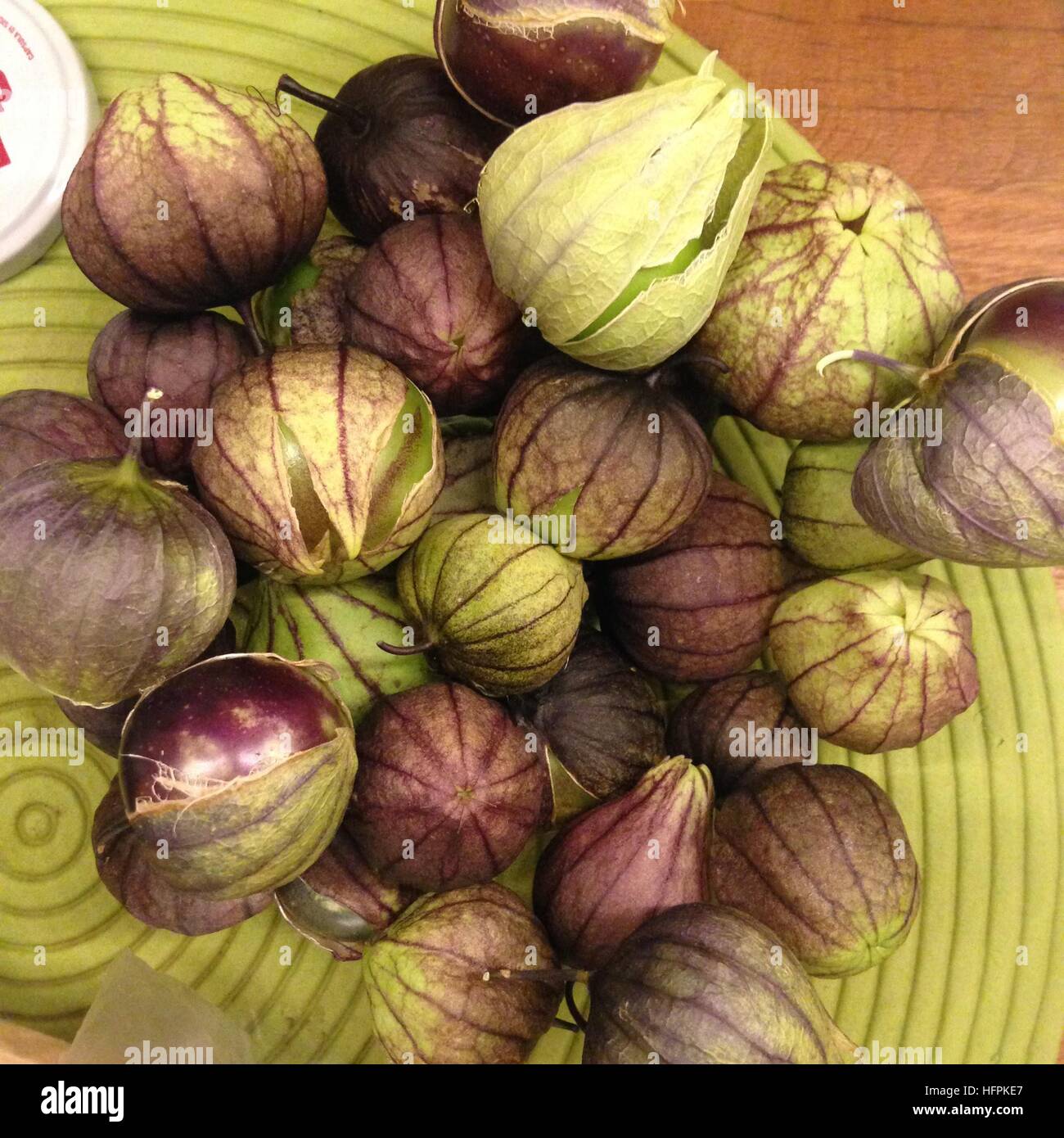 Come pulire il verde messicano tomate Physalis ixocarpa. miltomate, tomatillo, tomate verde o tomate de fresadilla. Foto Stock