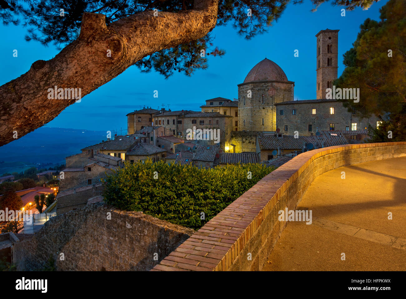 Twilight sopra la cattedrale di Santa Maria Assunta e la città medievale di Volterra, Toscana, Italia Foto Stock
