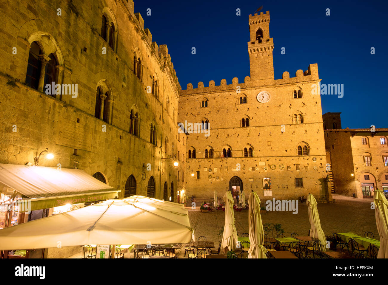 Twilight su Palazzo dei Priori e la città medievale di Volterra, Toscana,  Italia Foto stock - Alamy