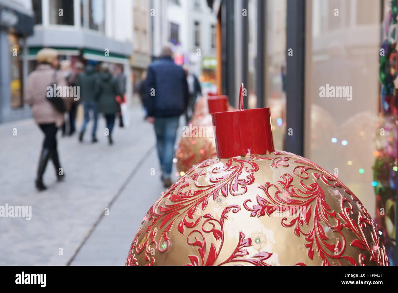 Decorazioni di strada dello shopping nel centro di Bruxelles, Belgio durante la stagione di Natale a dicembre 24, 2016 Foto Stock