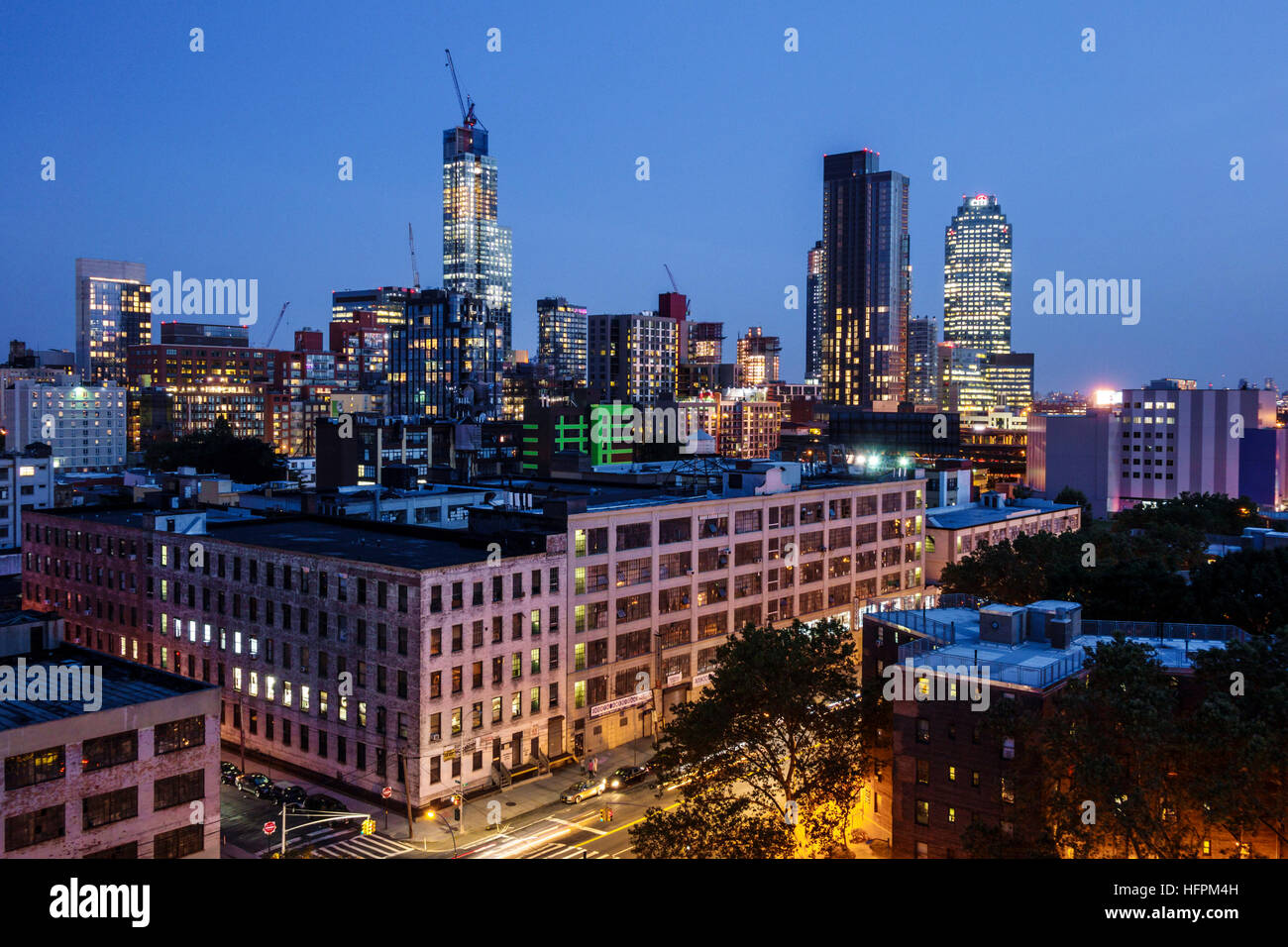 New York City, NY NYC Long Island City, vista, skyline del centro, edifici, crepuscolo, luci, notte, NY160722109 Foto Stock