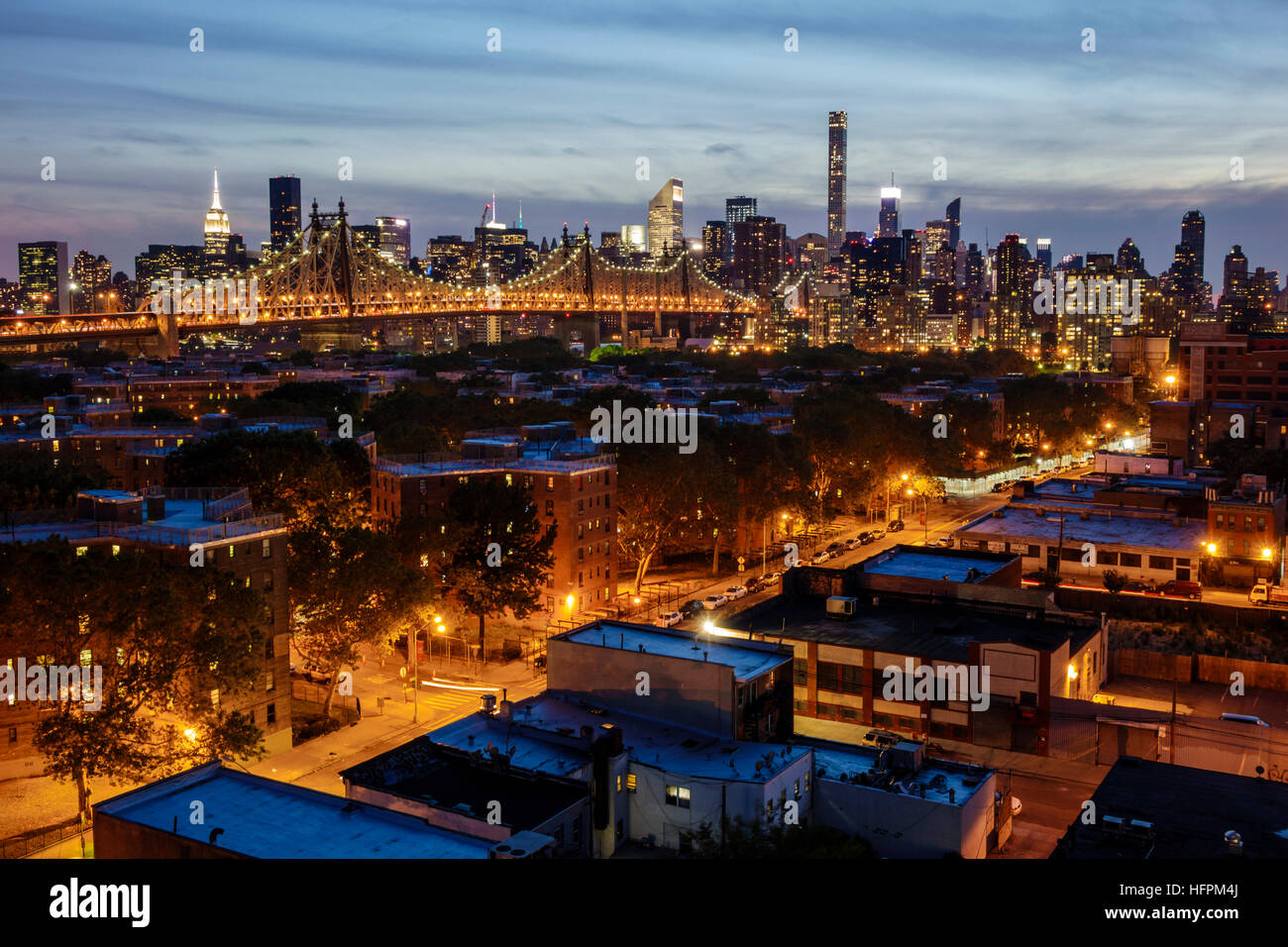 New York City, NY NYC Long Island City, vista, skyline di Manhattan, edifici, ed Koch Queensboro Bridge, tramonto, tramonto, crepuscolo, luci, Jacob Riis Neighborhood S Foto Stock