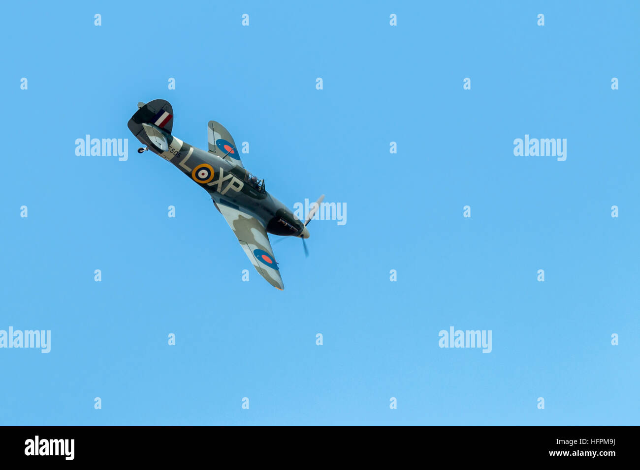 Vintage Hawker Hurricane aeromobile visualizzazione contro una nuvola grigio sullo sfondo del cielo a Southport airshow di Foto Stock