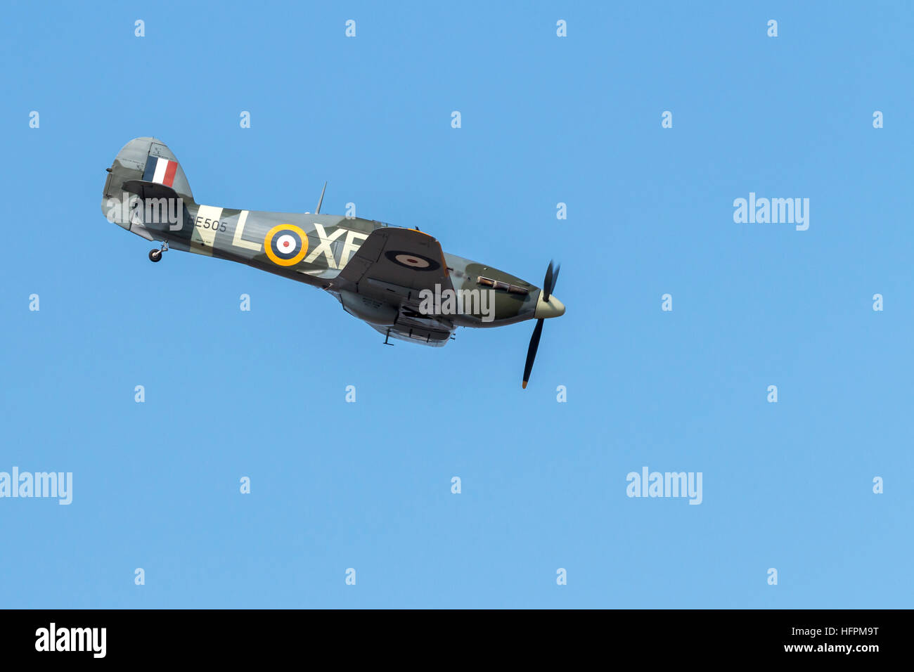 Vintage Hawker Hurricane aeromobile visualizzazione contro una nuvola grigio sullo sfondo del cielo a Southport airshow di Foto Stock