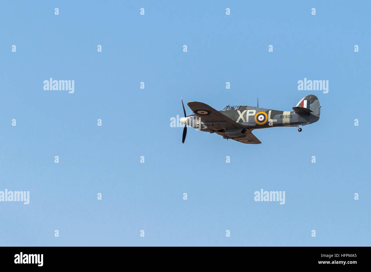 Vintage Hawker Hurricane aeromobile visualizzazione contro una nuvola grigio sullo sfondo del cielo a Southport airshow di Foto Stock
