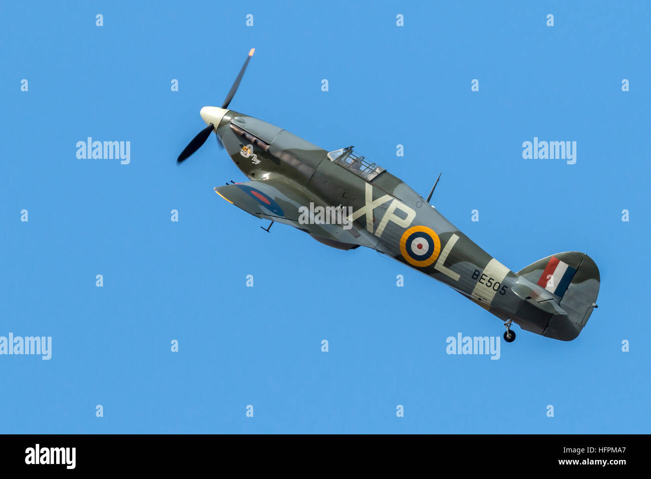 Vintage Hawker Hurricane aeromobile visualizzazione contro una nuvola grigio sullo sfondo del cielo a Southport airshow di Foto Stock