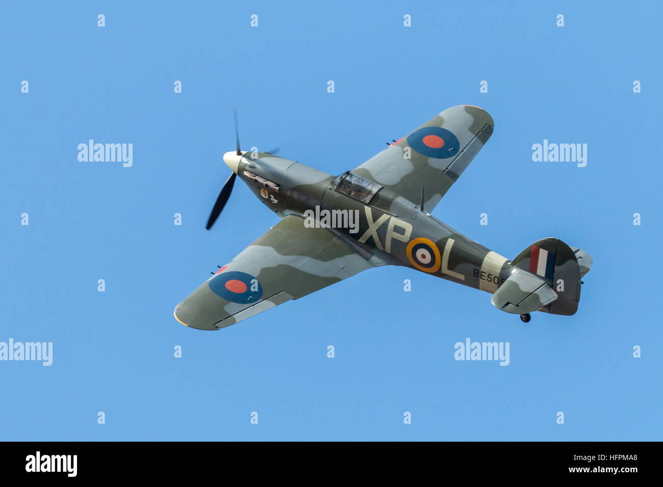 Vintage Hawker Hurricane aeromobile visualizzazione contro una nuvola grigio sullo sfondo del cielo a Southport airshow di Foto Stock