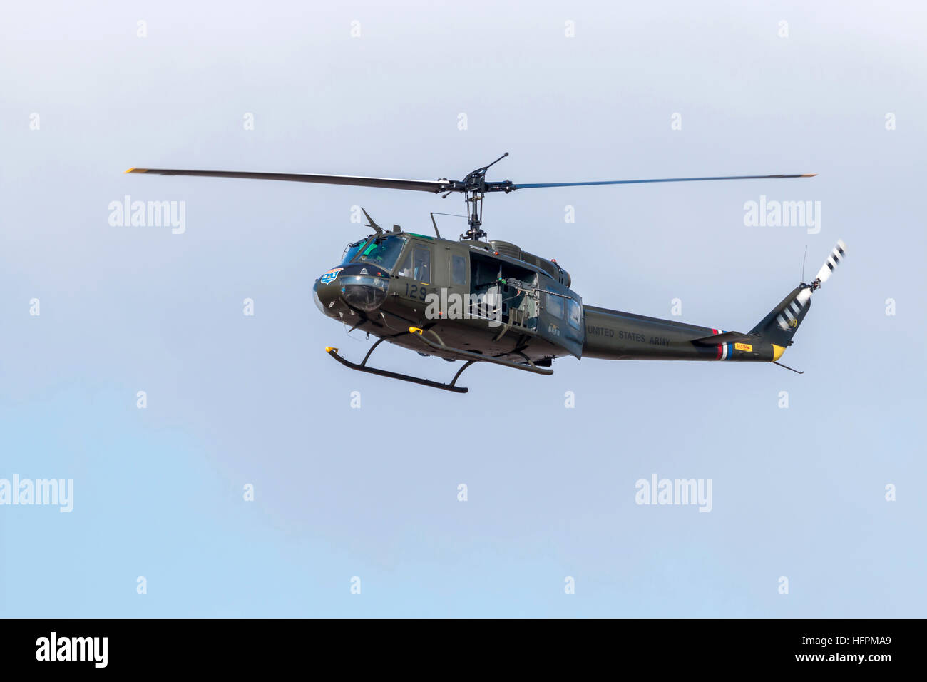 La Bell UH-1 Iroquois elicotteri militari, soprannominato il Huey visualizzazione alle folle all'Airshow di Southport Foto Stock