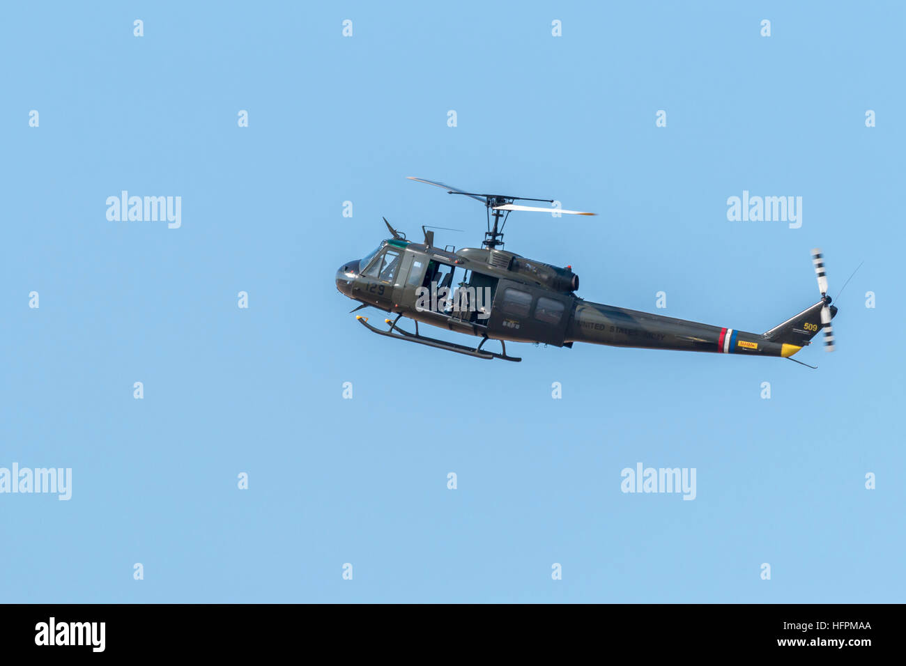 La Bell UH-1 Iroquois elicotteri militari, soprannominato il Huey visualizzazione alle folle all'Airshow di Southport Foto Stock