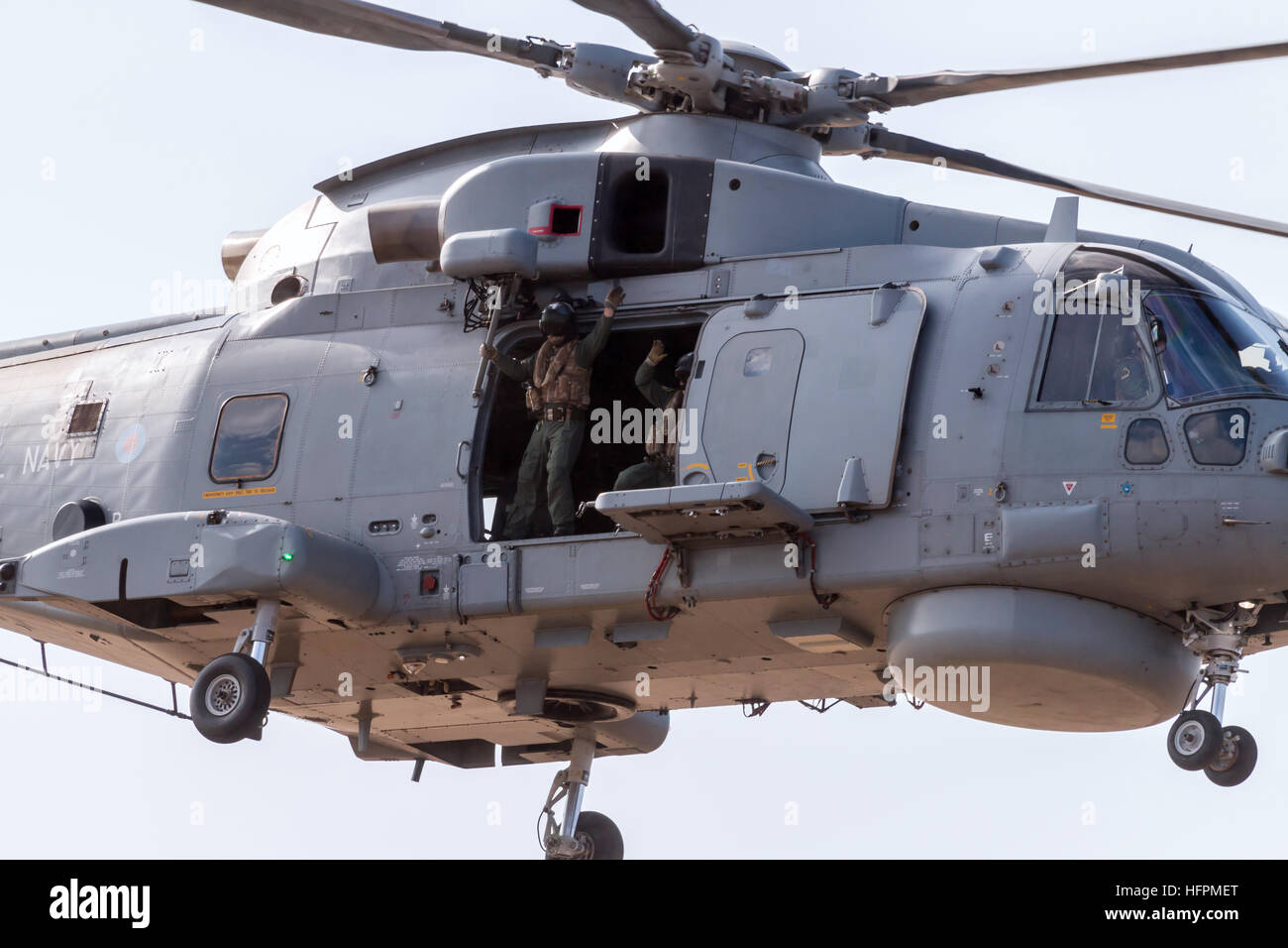 Close up su di un lato della Royal Navy Westland Merlin HM2 con due equipaggi degli aerei a salutare la folla della veduta aerea Foto Stock