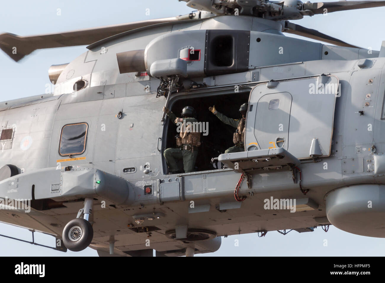 Close up su di un lato della Royal Navy Westland Merlin HM2 con due equipaggi degli aerei a salutare la folla della veduta aerea Foto Stock
